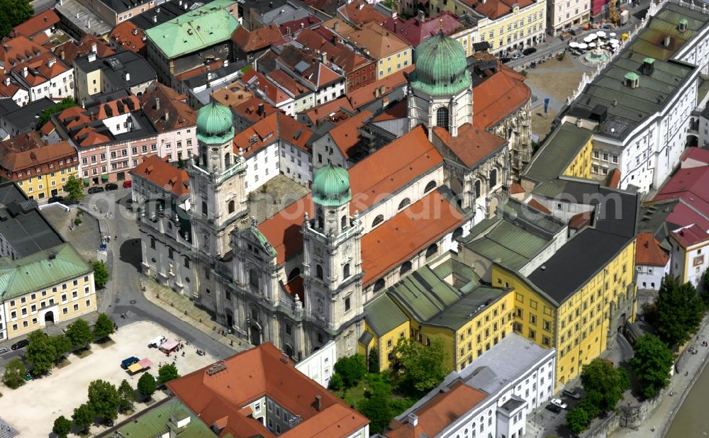 Aerial image Passau - Extending in the old town of Passu, located Bavaria St. Stephan's Cathedral is a baroque church