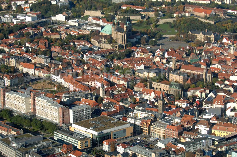 Aerial image Erfurt - Blick auf den Domberg mit dem in Europa einzigartigen Kirchenensenble des Domes St. Marien und der Kirche St. Severi. Beide Kiechen beruhen auf Vorgängerbauten. Der Dom St. Marien entstandt im 8. Jahrhundert als Bischofkirche, die verschiedenen Bauphasen im Stil der Romanik und der Gotik sind im Bauwerk deutlich zu erkennen. Die St. Severikirche wurde im 9. Jahrhundert gegründet, der eigentliche Bau ist jedoch älter und beherbergte ein benediktinisches Nonnenkloster. Von dem ursprünglich romanischem Bauwerk ist nichts mehr zu erkennen und die Pfarrkirche weißt nach dem Neubau um 1350 nun einen klaren Spätgotischen Stil auf. Die beiden Kirchen sind Wahrzeichen der Stadt. Kontakt: Kath. Kirchengemeinde St. Marien, Kath. Kirchengemeinde St. Severi, Severihof 2, 99084 Erfurt, Tel. 0361 / 5 76 96-0,