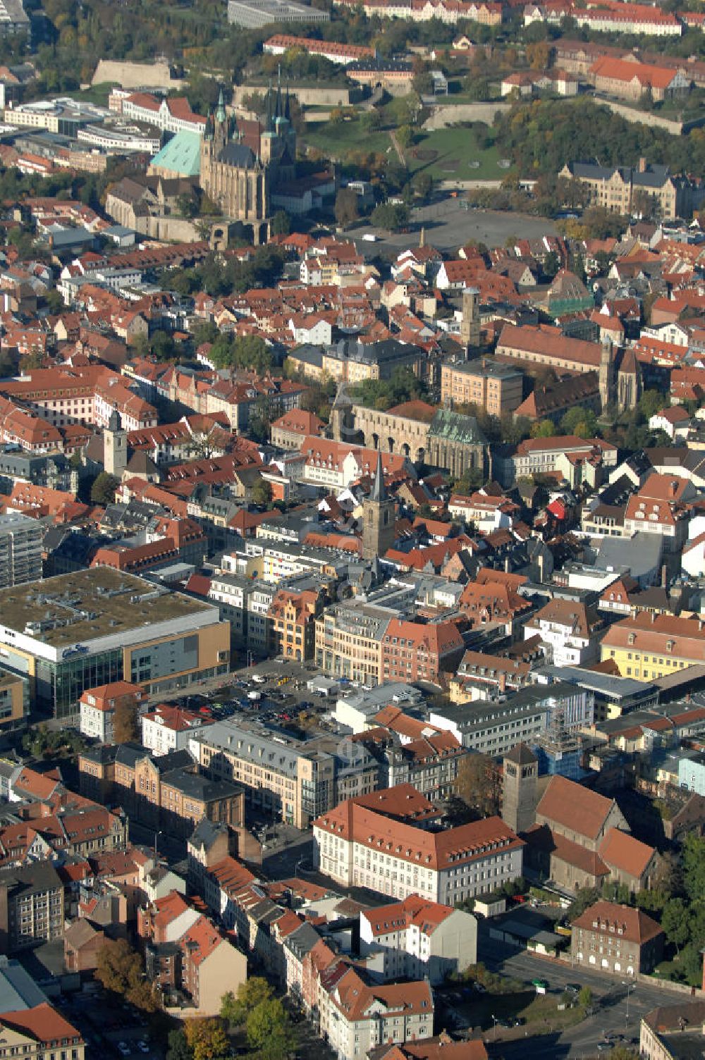 Erfurt from above - Blick auf den Domberg mit dem in Europa einzigartigen Kirchenensenble des Domes St. Marien und der Kirche St. Severi. Beide Kiechen beruhen auf Vorgängerbauten. Der Dom St. Marien entstandt im 8. Jahrhundert als Bischofkirche, die verschiedenen Bauphasen im Stil der Romanik und der Gotik sind im Bauwerk deutlich zu erkennen. Die St. Severikirche wurde im 9. Jahrhundert gegründet, der eigentliche Bau ist jedoch älter und beherbergte ein benediktinisches Nonnenkloster. Von dem ursprünglich romanischem Bauwerk ist nichts mehr zu erkennen und die Pfarrkirche weißt nach dem Neubau um 1350 nun einen klaren Spätgotischen Stil auf. Die beiden Kirchen sind Wahrzeichen der Stadt. Kontakt: Kath. Kirchengemeinde St. Marien, Kath. Kirchengemeinde St. Severi, Severihof 2, 99084 Erfurt, Tel. 0361 / 5 76 96-0,