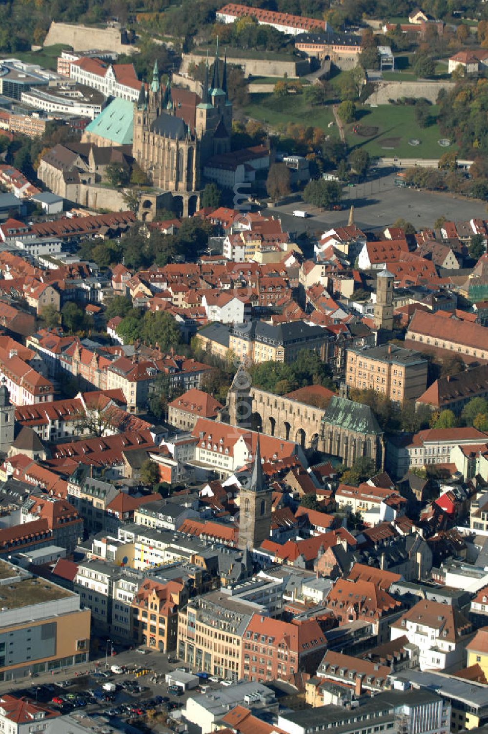 Erfurt from the bird's eye view: Blick auf den Domberg mit dem in Europa einzigartigen Kirchenensenble des Domes St. Marien und der Kirche St. Severi. Beide Kiechen beruhen auf Vorgängerbauten. Der Dom St. Marien entstandt im 8. Jahrhundert als Bischofkirche, die verschiedenen Bauphasen im Stil der Romanik und der Gotik sind im Bauwerk deutlich zu erkennen. Die St. Severikirche wurde im 9. Jahrhundert gegründet, der eigentliche Bau ist jedoch älter und beherbergte ein benediktinisches Nonnenkloster. Von dem ursprünglich romanischem Bauwerk ist nichts mehr zu erkennen und die Pfarrkirche weißt nach dem Neubau um 1350 nun einen klaren Spätgotischen Stil auf. Die beiden Kirchen sind Wahrzeichen der Stadt. Kontakt: Kath. Kirchengemeinde St. Marien, Kath. Kirchengemeinde St. Severi, Severihof 2, 99084 Erfurt, Tel. 0361 / 5 76 96-0,