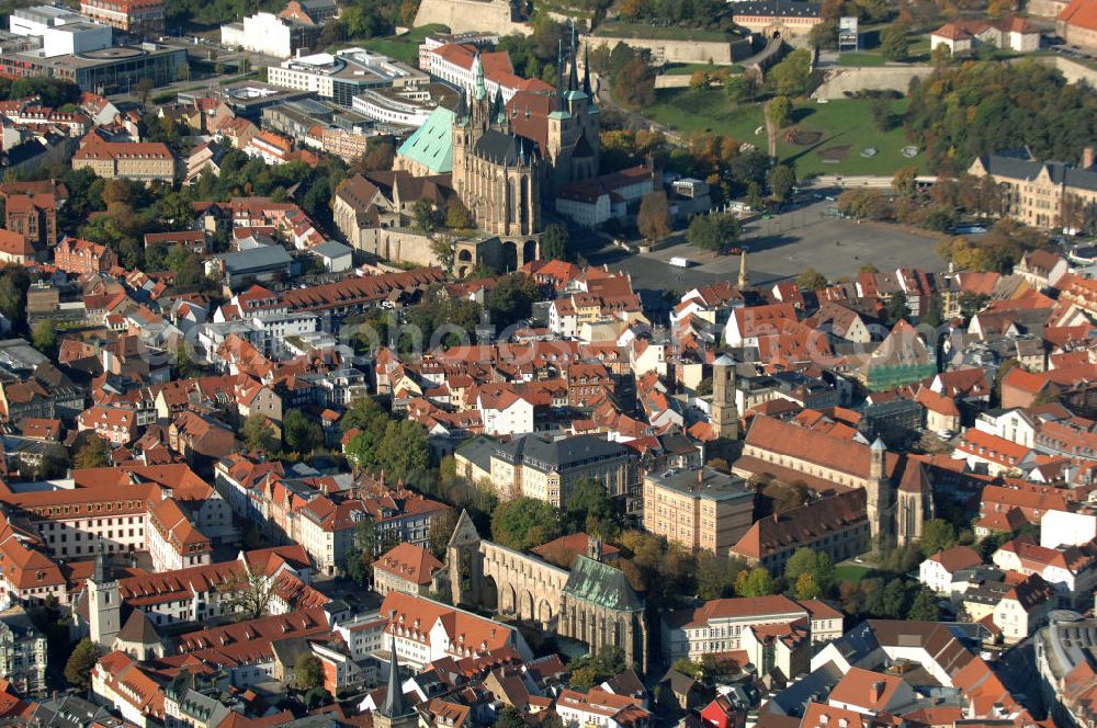 Aerial image Erfurt - Blick auf den Domberg mit dem in Europa einzigartigen Kirchenensenble des Domes St. Marien und der Kirche St. Severi. Beide Kiechen beruhen auf Vorgängerbauten. Der Dom St. Marien entstandt im 8. Jahrhundert als Bischofkirche, die verschiedenen Bauphasen im Stil der Romanik und der Gotik sind im Bauwerk deutlich zu erkennen. Die St. Severikirche wurde im 9. Jahrhundert gegründet, der eigentliche Bau ist jedoch älter und beherbergte ein benediktinisches Nonnenkloster. Von dem ursprünglich romanischem Bauwerk ist nichts mehr zu erkennen und die Pfarrkirche weißt nach dem Neubau um 1350 nun einen klaren Spätgotischen Stil auf. Die beiden Kirchen sind Wahrzeichen der Stadt. Kontakt: Kath. Kirchengemeinde St. Marien, Kath. Kirchengemeinde St. Severi, Severihof 2, 99084 Erfurt, Tel. 0361 / 5 76 96-0,