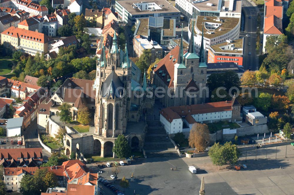 Aerial photograph Erfurt - Blick auf den Domberg mit dem in Europa einzigartigen Kirchenensenble des Domes St. Marien und der Kirche St. Severi. Beide Kiechen beruhen auf Vorgängerbauten. Der Dom St. Marien entstandt im 8. Jahrhundert als Bischofkirche, die verschiedenen Bauphasen im Stil der Romanik und der Gotik sind im Bauwerk deutlich zu erkennen. Die St. Severikirche wurde im 9. Jahrhundert gegründet, der eigentliche Bau ist jedoch älter und beherbergte ein benediktinisches Nonnenkloster. Von dem ursprünglich romanischem Bauwerk ist nichts mehr zu erkennen und die Pfarrkirche weißt nach dem Neubau um 1350 nun einen klaren Spätgotischen Stil auf. Die beiden Kirchen sind Wahrzeichen der Stadt. Kontakt: Kath. Kirchengemeinde St. Marien, Kath. Kirchengemeinde St. Severi, Severihof 2, 99084 Erfurt, Tel. 0361 / 5 76 96-0,