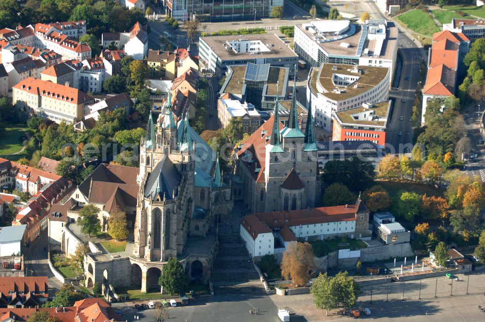 Erfurt from above - Blick auf den Domberg mit dem in Europa einzigartigen Kirchenensenble des Domes St. Marien und der Kirche St. Severi. Beide Kiechen beruhen auf Vorgängerbauten. Der Dom St. Marien entstandt im 8. Jahrhundert als Bischofkirche, die verschiedenen Bauphasen im Stil der Romanik und der Gotik sind im Bauwerk deutlich zu erkennen. Die St. Severikirche wurde im 9. Jahrhundert gegründet, der eigentliche Bau ist jedoch älter und beherbergte ein benediktinisches Nonnenkloster. Von dem ursprünglich romanischem Bauwerk ist nichts mehr zu erkennen und die Pfarrkirche weißt nach dem Neubau um 1350 nun einen klaren Spätgotischen Stil auf. Die beiden Kirchen sind Wahrzeichen der Stadt. Kontakt: Kath. Kirchengemeinde St. Marien, Kath. Kirchengemeinde St. Severi, Severihof 2, 99084 Erfurt, Tel. 0361 / 5 76 96-0,