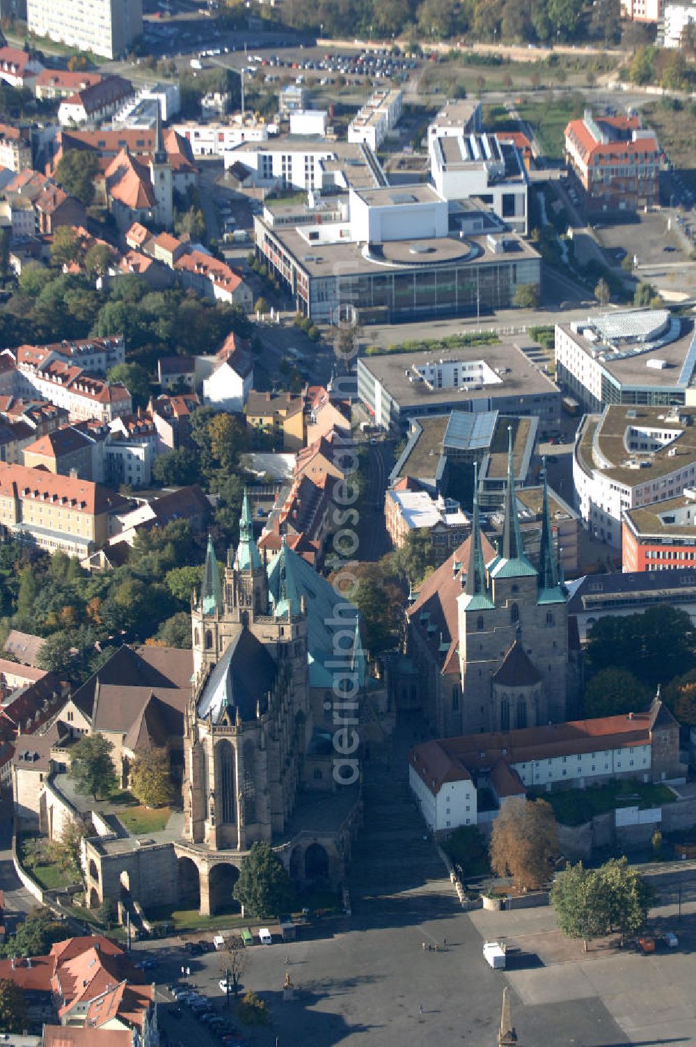 Erfurt from the bird's eye view: Blick auf den Domberg mit dem in Europa einzigartigen Kirchenensenble des Domes St. Marien und der Kirche St. Severi. Beide Kiechen beruhen auf Vorgängerbauten. Der Dom St. Marien entstandt im 8. Jahrhundert als Bischofkirche, die verschiedenen Bauphasen im Stil der Romanik und der Gotik sind im Bauwerk deutlich zu erkennen. Die St. Severikirche wurde im 9. Jahrhundert gegründet, der eigentliche Bau ist jedoch älter und beherbergte ein benediktinisches Nonnenkloster. Von dem ursprünglich romanischem Bauwerk ist nichts mehr zu erkennen und die Pfarrkirche weißt nach dem Neubau um 1350 nun einen klaren Spätgotischen Stil auf. Die beiden Kirchen sind Wahrzeichen der Stadt. Kontakt: Kath. Kirchengemeinde St. Marien, Kath. Kirchengemeinde St. Severi, Severihof 2, 99084 Erfurt, Tel. 0361 / 5 76 96-0,