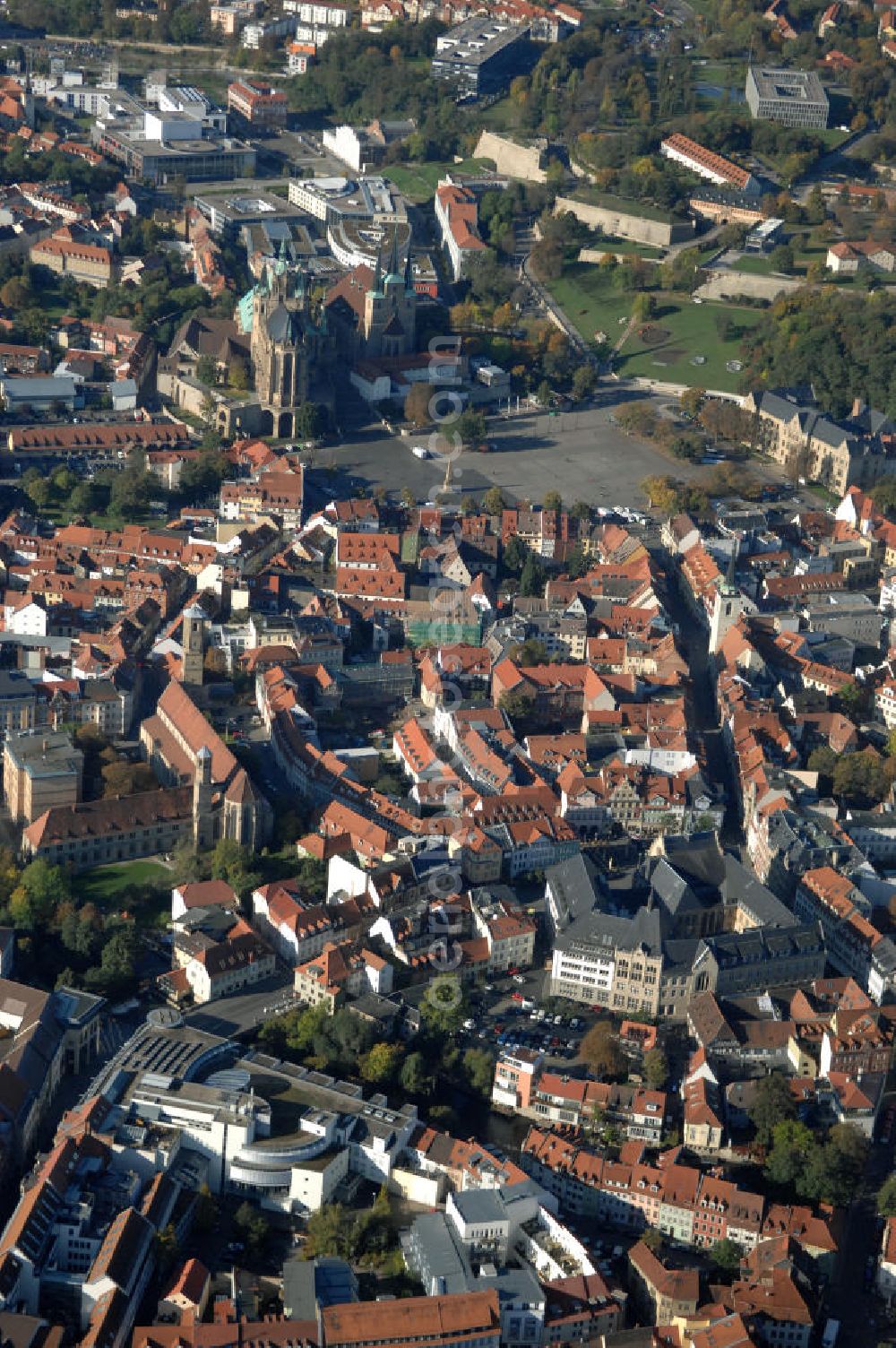 Aerial image Erfurt - Blick auf den Domberg mit dem in Europa einzigartigen Kirchenensenble des Domes St. Marien und der Kirche St. Severi. Beide Kiechen beruhen auf Vorgängerbauten. Der Dom St. Marien entstandt im 8. Jahrhundert als Bischofkirche, die verschiedenen Bauphasen im Stil der Romanik und der Gotik sind im Bauwerk deutlich zu erkennen. Die St. Severikirche wurde im 9. Jahrhundert gegründet, der eigentliche Bau ist jedoch älter und beherbergte ein benediktinisches Nonnenkloster. Von dem ursprünglich romanischem Bauwerk ist nichts mehr zu erkennen und die Pfarrkirche weißt nach dem Neubau um 1350 nun einen klaren Spätgotischen Stil auf. Die beiden Kirchen sind Wahrzeichen der Stadt. Kontakt: Kath. Kirchengemeinde St. Marien, Kath. Kirchengemeinde St. Severi, Severihof 2, 99084 Erfurt, Tel. 0361 / 5 76 96-0,