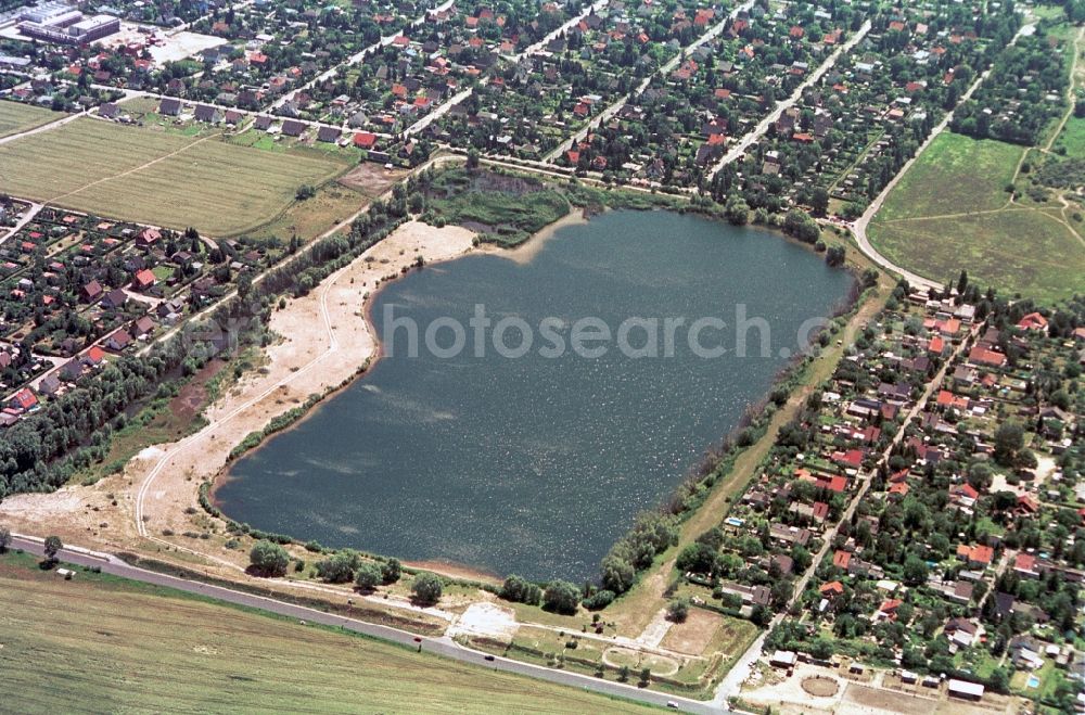 Berlin from above - The Elsensee in Berlin-Kaulsdorf is a so-called Stretch. The Elsensee is the deepest of the lakes Kaulsdorfer and is characterized by its large stock of fish is also a unique biotope for sea birds