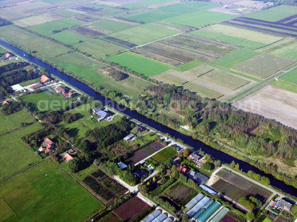 Aerial image Ardorf - 18.10.2005 Ardorf; Der Ems-Jade-Kanal (hier südlich von Ardorf) verbindet die Ems bei Emden mit der Jade bei Wilhelmshaven. Er ist 72,3 km lang, hat sechs Schleusen, und ist für Schiffe bis zu 33m Länge, 6,20m Breite und 1,70m Tiefgang befahrbar. Der Kanal wird vorwiegend von Sportschiffen genutzt. Wichtigste Stadt entlang des Kanals ist Aurich.