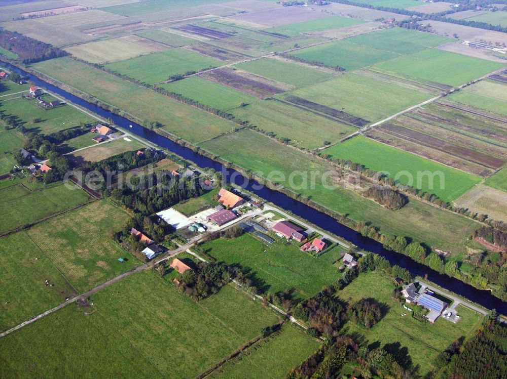 Aerial photograph Ardorf - 18.10.2005 Ardorf; Der Ems-Jade-Kanal (hier südlich von Ardorf) verbindet die Ems bei Emden mit der Jade bei Wilhelmshaven. Er ist 72,3 km lang, hat sechs Schleusen, und ist für Schiffe bis zu 33m Länge, 6,20m Breite und 1,70m Tiefgang befahrbar. Der Kanal wird vorwiegend von Sportschiffen genutzt. Wichtigste Stadt entlang des Kanals ist Aurich.