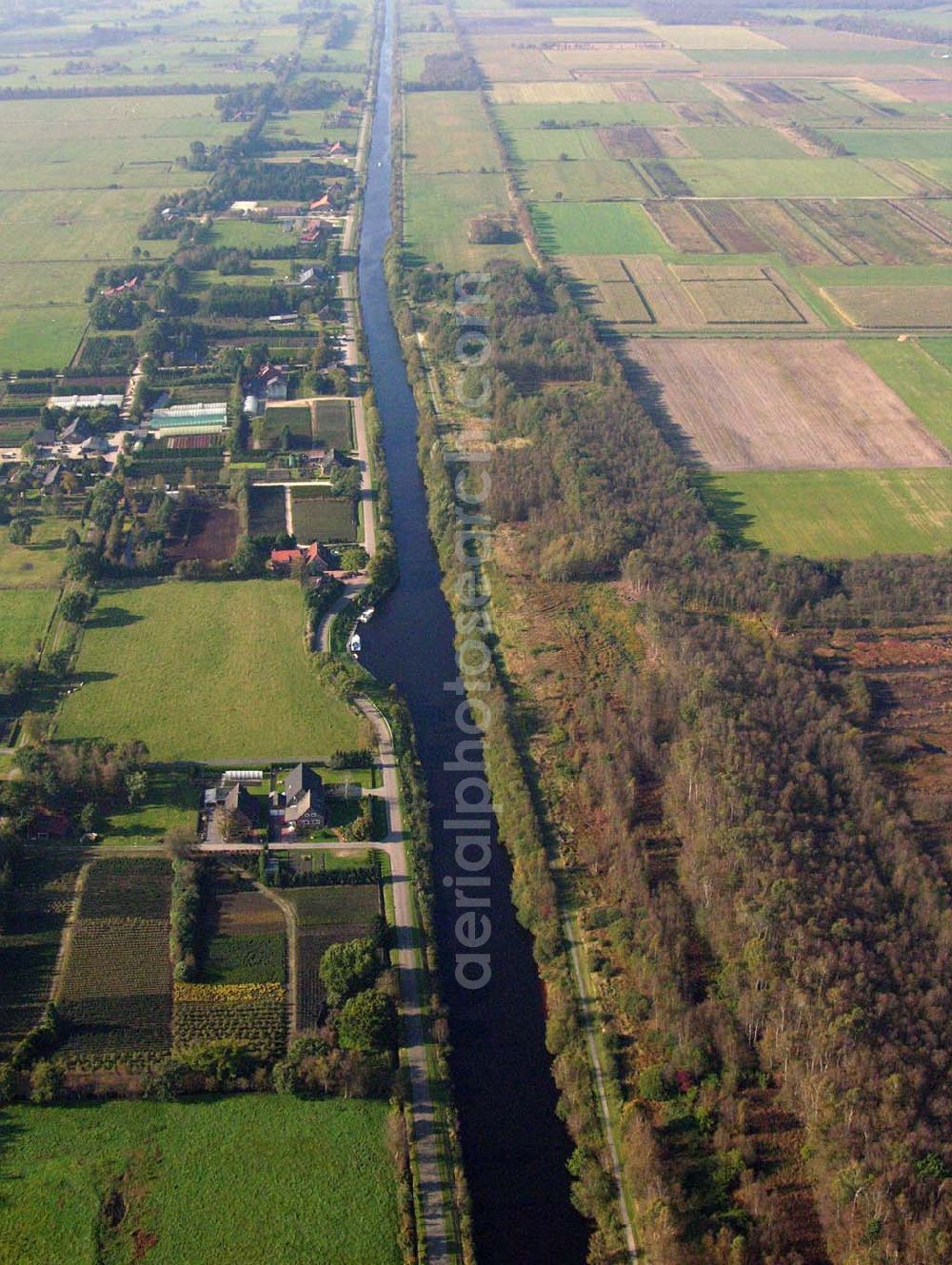 Ardorf from above - 18.10.2005 Ardorf; Der Ems-Jade-Kanal (hier südlich von Ardorf) verbindet die Ems bei Emden mit der Jade bei Wilhelmshaven. Er ist 72,3 km lang, hat sechs Schleusen, und ist für Schiffe bis zu 33m Länge, 6,20m Breite und 1,70m Tiefgang befahrbar. Der Kanal wird vorwiegend von Sportschiffen genutzt. Wichtigste Stadt entlang des Kanals ist Aurich.