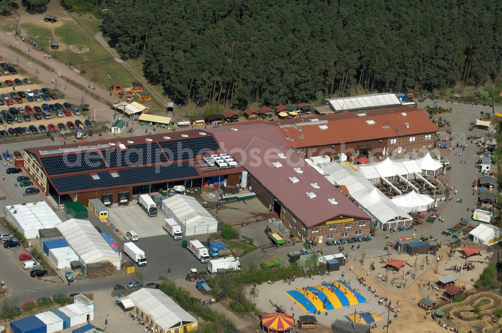 Beelitz from the bird's eye view: Blick auf den Erlebnishof Klaistow. Gegründet wurde der Hof 1860 und Bietet seit dem Spargel an. Ergänzt wird das Sortiment von erdbeeren, Heidelbeere, Himbeern, sowie Cranberries und Kürbis. Zu dem Hof gehört ein Hofladen, eine Bäckerei, ein Restaurant, ein Wildgehege, sowie ein Streichelgehege und ein Spielplatz. Kontakt: Buschmann & Winkelmann GmbH, Glindower Straße 28, 14547 Klaistow, Telefon: (03 32 06) 6 10 - 70,