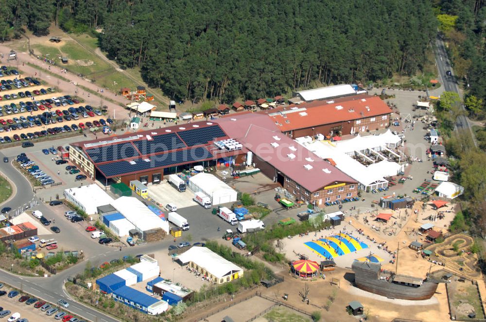 Aerial image Beelitz - Blick auf den Erlebnishof Klaistow. Gegründet wurde der Hof 1860 und Bietet seit dem Spargel an. Ergänzt wird das Sortiment von erdbeeren, Heidelbeere, Himbeern, sowie Cranberries und Kürbis. Zu dem Hof gehört ein Hofladen, eine Bäckerei, ein Restaurant, ein Wildgehege, sowie ein Streichelgehege und ein Spielplatz. Kontakt: Buschmann & Winkelmann GmbH, Glindower Straße 28, 14547 Klaistow, Telefon: (03 32 06) 6 10 - 70,