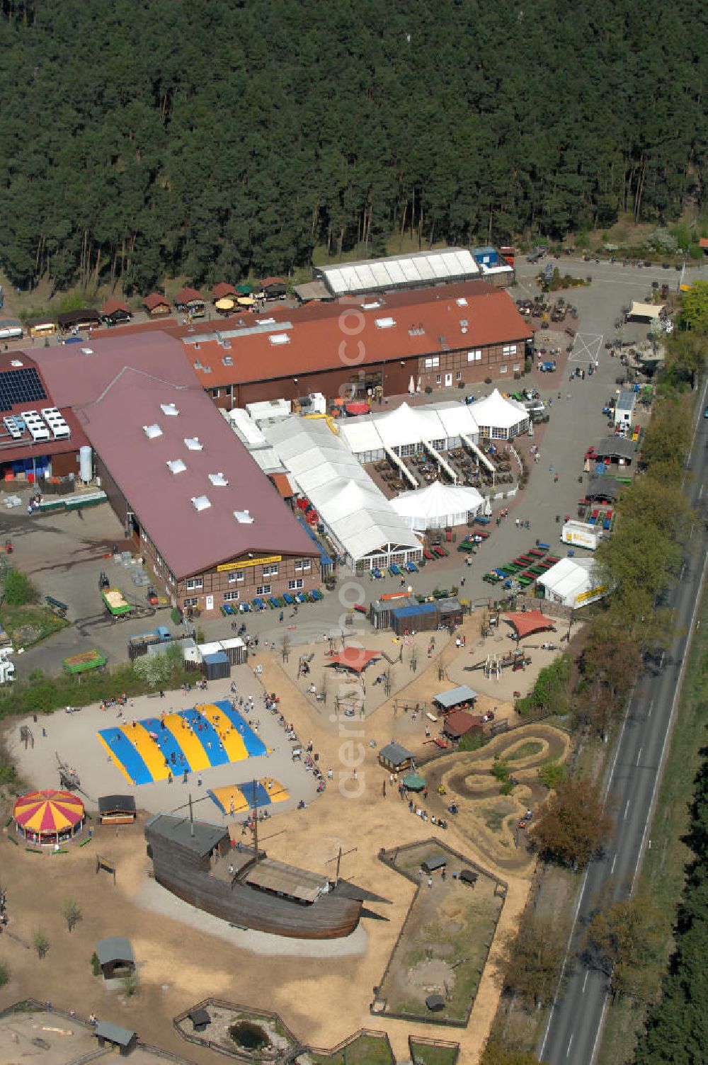 Aerial photograph Beelitz - Blick auf den Erlebnishof Klaistow. Gegründet wurde der Hof 1860 und Bietet seit dem Spargel an. Ergänzt wird das Sortiment von erdbeeren, Heidelbeere, Himbeern, sowie Cranberries und Kürbis. Zu dem Hof gehört ein Hofladen, eine Bäckerei, ein Restaurant, ein Wildgehege, sowie ein Streichelgehege und ein Spielplatz. Kontakt: Buschmann & Winkelmann GmbH, Glindower Straße 28, 14547 Klaistow, Telefon: (03 32 06) 6 10 - 70,