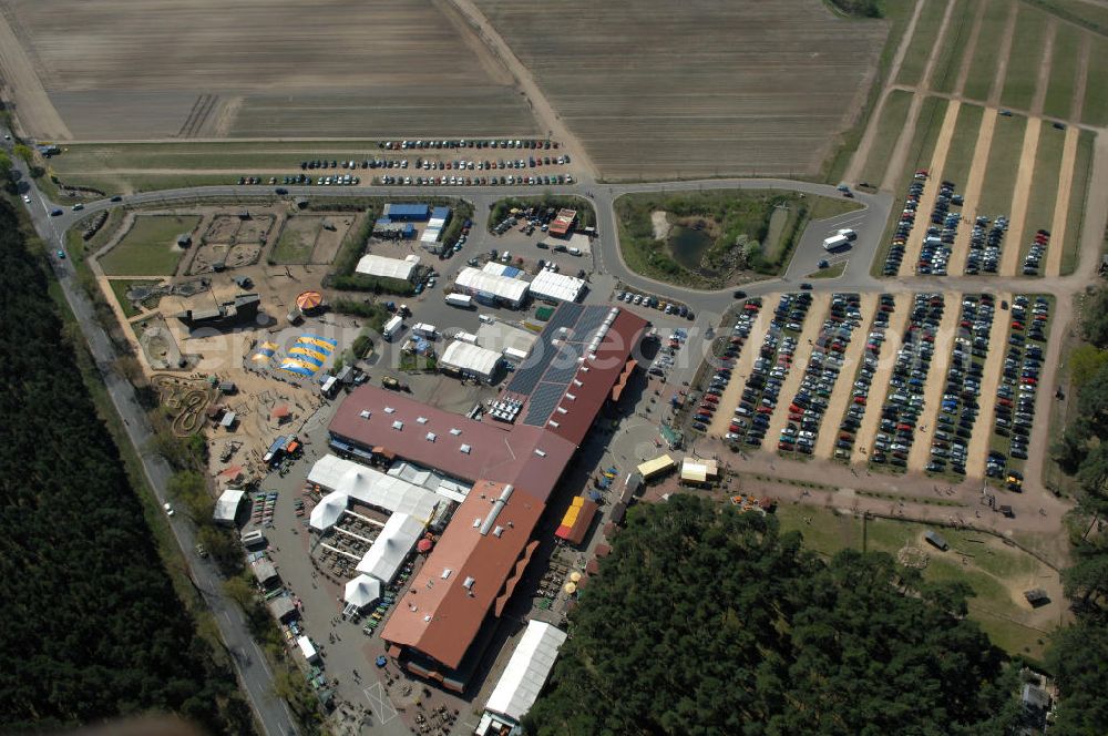 Beelitz from the bird's eye view: Blick auf den Erlebnishof Klaistow. Gegründet wurde der Hof 1860 und Bietet seit dem Spargel an. Ergänzt wird das Sortiment von erdbeeren, Heidelbeere, Himbeern, sowie Cranberries und Kürbis. Zu dem Hof gehört ein Hofladen, eine Bäckerei, ein Restaurant, ein Wildgehege, sowie ein Streichelgehege und ein Spielplatz. Kontakt: Buschmann & Winkelmann GmbH, Glindower Straße 28, 14547 Klaistow, Telefon: (03 32 06) 6 10 - 70,