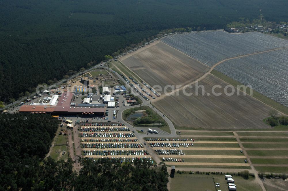 Aerial photograph Beelitz - Blick auf den Erlebnishof Klaistow. Gegründet wurde der Hof 1860 und Bietet seit dem Spargel an. Ergänzt wird das Sortiment von erdbeeren, Heidelbeere, Himbeern, sowie Cranberries und Kürbis. Zu dem Hof gehört ein Hofladen, eine Bäckerei, ein Restaurant, ein Wildgehege, sowie ein Streichelgehege und ein Spielplatz. Kontakt: Buschmann & Winkelmann GmbH, Glindower Straße 28, 14547 Klaistow, Telefon: (03 32 06) 6 10 - 70,