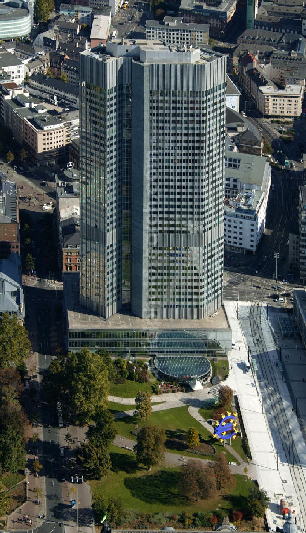 Aerial photograph Frankfurt am Main - Der Eurotower in der Kaiserstraße in Frankfurt am Main. Der Turm ist der Sitz der Euröpaischen Zentralbank EZB und wurde von Richard Heil und Johannes Krahn entworfen. The Eurotower at the Kaiserstrasse in Frankfurt on the Main is the domicile of the European Central Bank ECB.