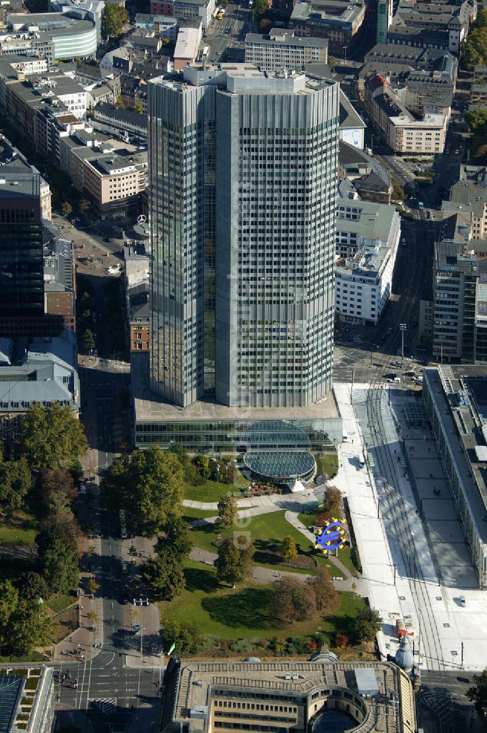 Frankfurt am Main from above - Der Eurotower in der Kaiserstraße in Frankfurt am Main. Der Turm ist der Sitz der Euröpaischen Zentralbank EZB und wurde von Richard Heil und Johannes Krahn entworfen. The Eurotower at the Kaiserstrasse in Frankfurt on the Main is the domicile of the European Central Bank ECB.