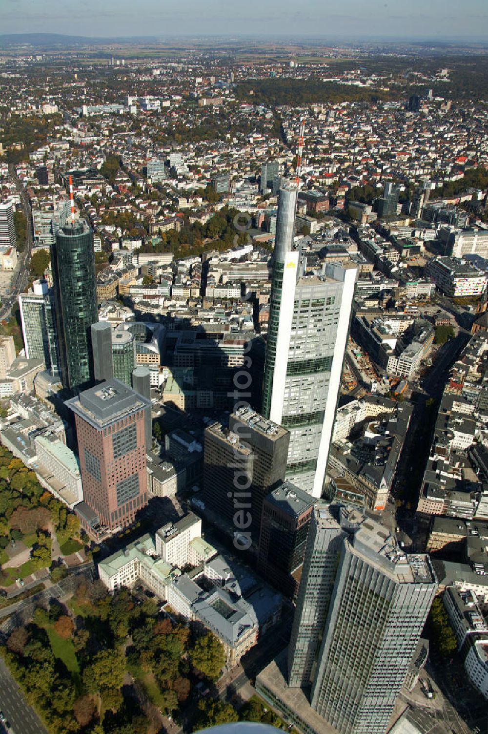 Frankfurt am Main from the bird's eye view: Der Eurotower in der Kaiserstraße in Frankfurt am Main. Der Turm ist der Sitz der Euröpaischen Zentralbank EZB und wurde von Richard Heil und Johannes Krahn entworfen. The Eurotower at the Kaiserstrasse in Frankfurt on the Main is the domicile of the European Central Bank ECB.