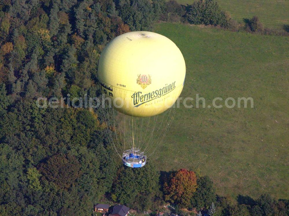 Aerial image Netzschkau / Sachsen - Touristenattraktion für das Vogtland Caption: Netzschkau (Sachsen): Ein großer mit Helium gefüllter Fesselballon befördert die Besucher der größten Ziegelsteinbrücke der Welt in einer Aussichtsgondel auf 150 Meter Höhe.Das 574 Meter lange und 78 Meter hohe Brückenbauwerk kann dann in seiner ganzen Schönheit überblickt werden.