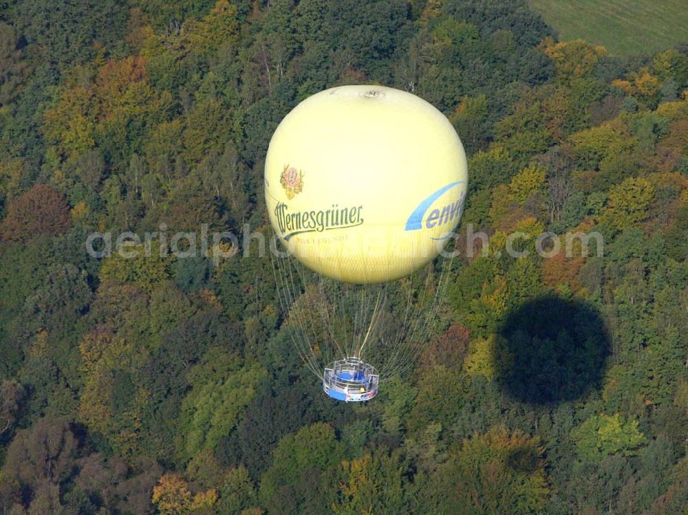 Aerial photograph Netzschkau / Sachsen - Touristenattraktion für das Vogtland Caption: Netzschkau (Sachsen): Ein großer mit Helium gefüllter Fesselballon befördert die Besucher der größten Ziegelsteinbrücke der Welt in einer Aussichtsgondel auf 150 Meter Höhe.Das 574 Meter lange und 78 Meter hohe Brückenbauwerk kann dann in seiner ganzen Schönheit überblickt werden.