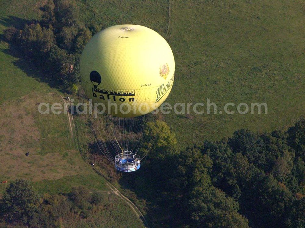 Aerial image Netzschkau / Sachsen - Touristenattraktion für das Vogtland Caption: Netzschkau (Sachsen): Ein großer mit Helium gefüllter Fesselballon befördert die Besucher der größten Ziegelsteinbrücke der Welt in einer Aussichtsgondel auf 150 Meter Höhe.Das 574 Meter lange und 78 Meter hohe Brückenbauwerk kann dann in seiner ganzen Schönheit überblickt werden.