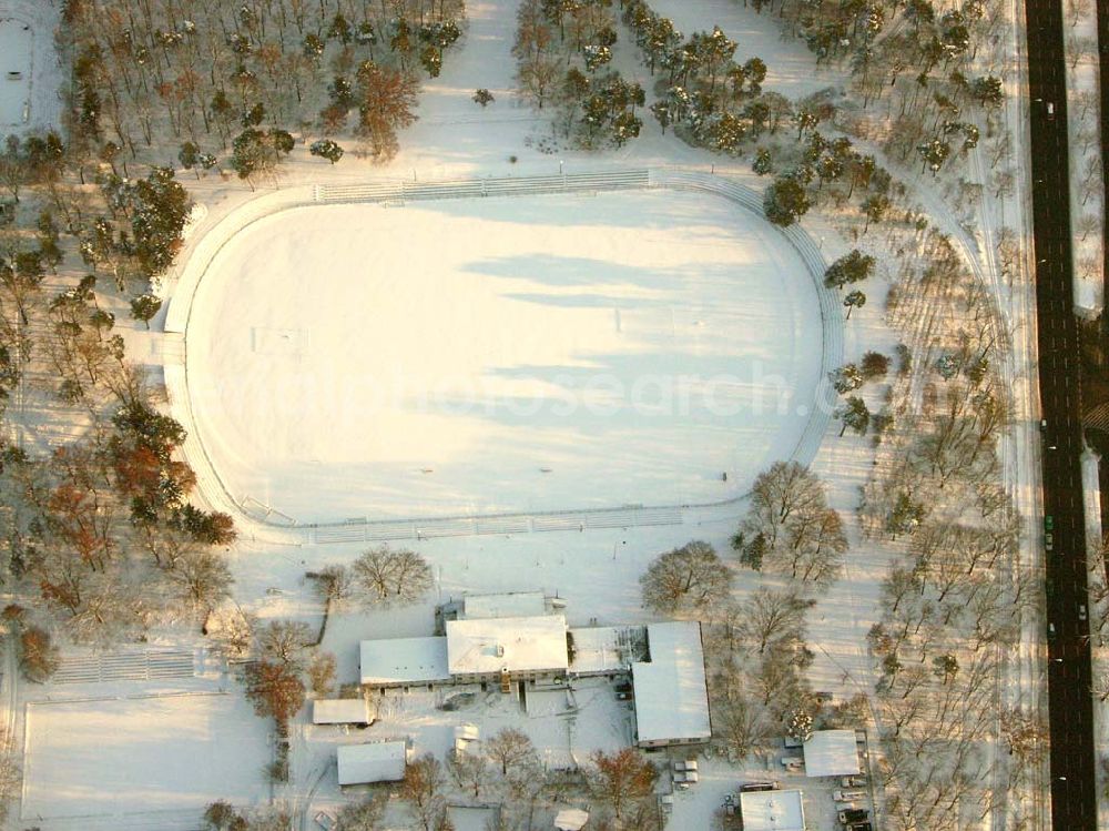 Berlin-Wuhlheide from above - ; Blick auf dem verschneiten FEZ-Sportplatz in der Wuhlheide in Berlin - Köpenick.