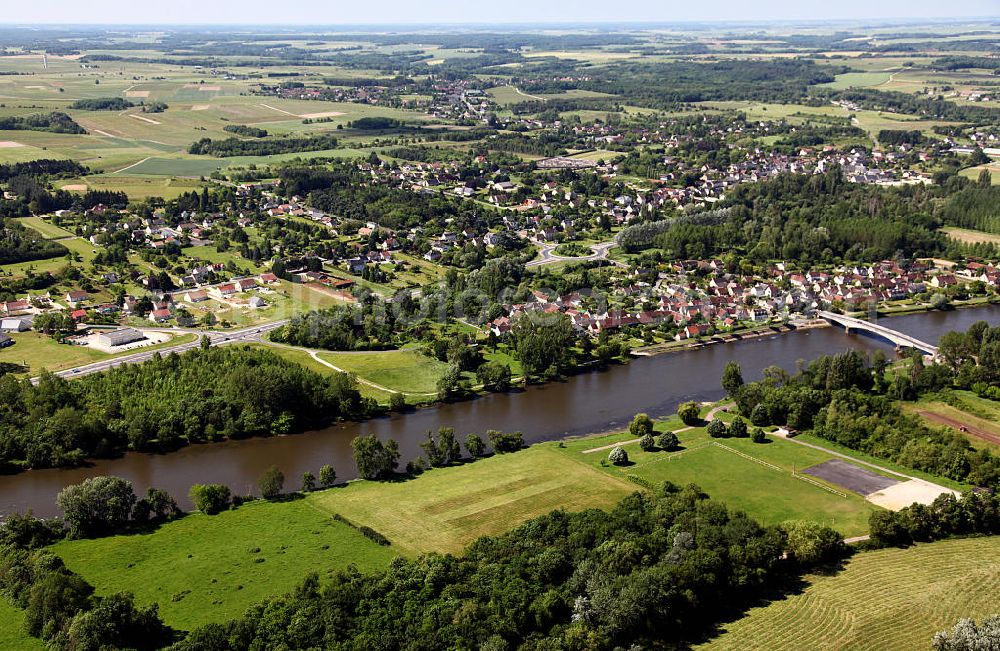 Aerial photograph Le Port - Der Fluss Cher am Dorf Le Port im Loiretal im Departement Loir-et-Cher. The river Cher at the villiage Le Port in the Departement Loir-et-Cher.