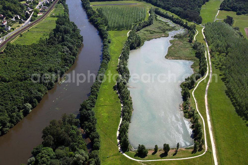 Montrichard from above - Der Fluss Cher und ein Weiher bei Montrichard im Loiretal im Departement Loire-et-Cher. The river Cher and a pond near by Montrichard in the Departement Loire-et-Cher.