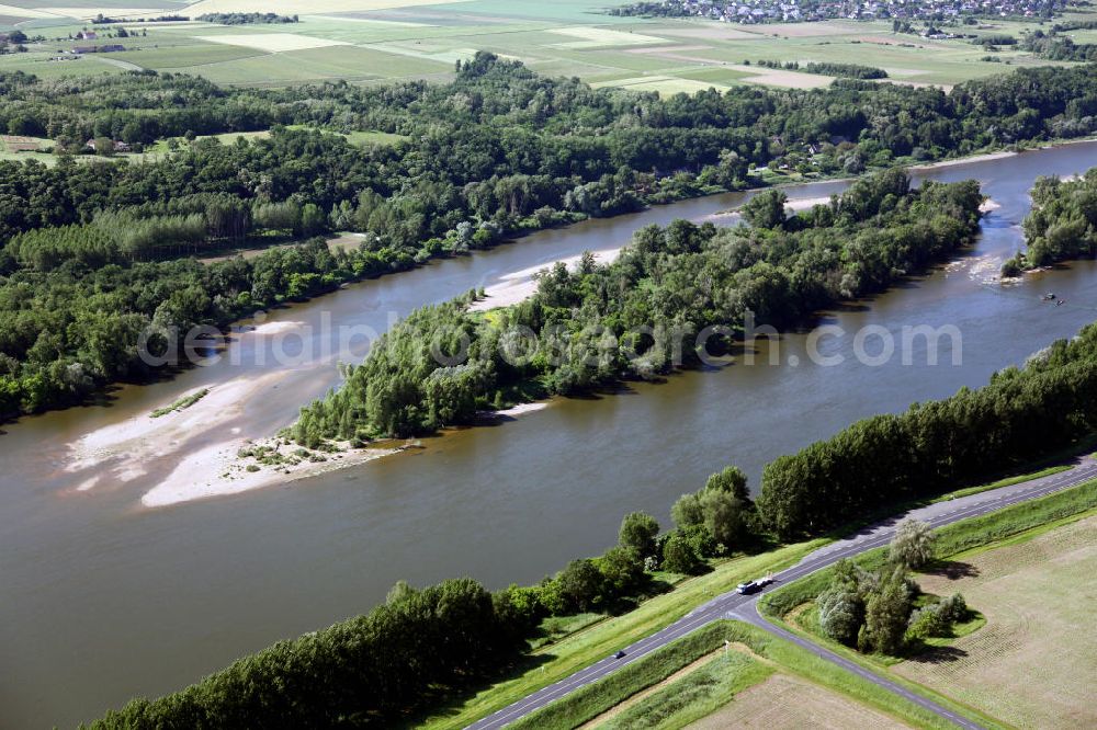 Aerial image Le Haut Chantier - Der Fluss Loire im Loiretal bei Le Haut Chantier im Departement Indre-et-Loire. Die Loire ist der längste Fluss Frankreichs und einer der letzten frei fließenden Flüsse Europas. The River Loire near by Le Haut Chantier in the Department Indre-et-Loire.