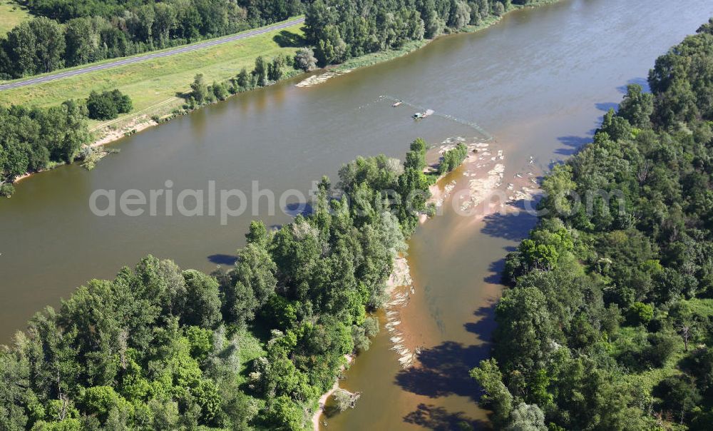 Aerial photograph Le Haut Chantier - Der Fluss Loire im Loiretal bei Le Haut Chantier im Departement Indre-et-Loire. Die Loire ist der längste Fluss Frankreichs und einer der letzten frei fließenden Flüsse Europas. The River Loire near by Le Haut Chantier in the Department Indre-et-Loire.