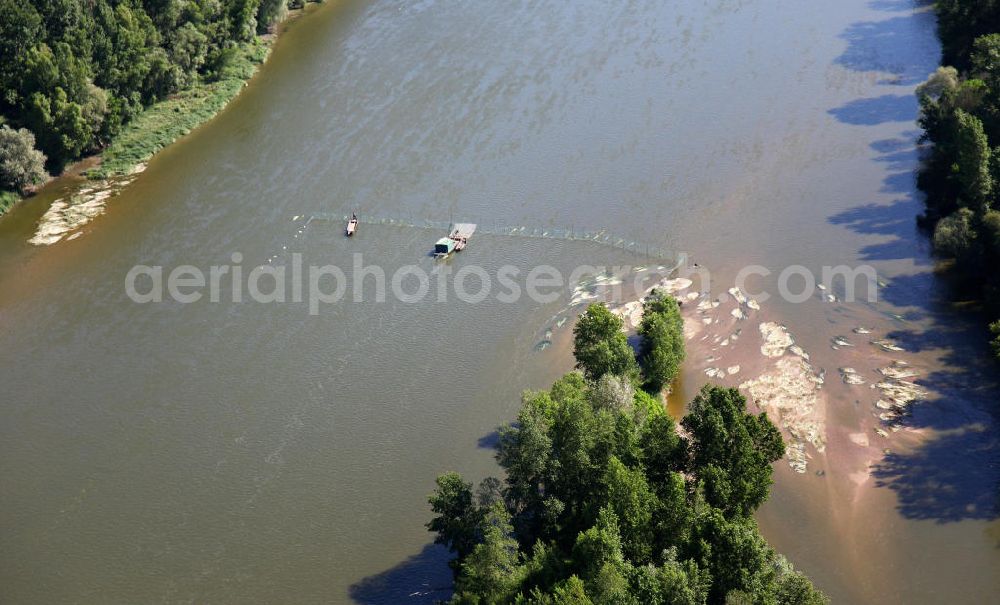 Le Haut Chantier from above - Der Fluss Loire im Loiretal bei Le Haut Chantier im Departement Indre-et-Loire. Die Loire ist der längste Fluss Frankreichs und einer der letzten frei fließenden Flüsse Europas. The River Loire near by Le Haut Chantier in the Department Indre-et-Loire.