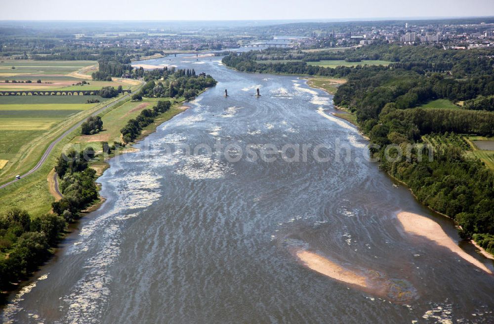 Aerial photograph Menars - Der Fluss Loire im Loiretal bei Menars im Departement Loire-et-Cher. Die Loire ist der längste Fluss Frankreichs und einer der letzten frei fließenden Flüsse Europas. The River Loire near by Le Haut Chantier in the Department Loire-et-Cher.