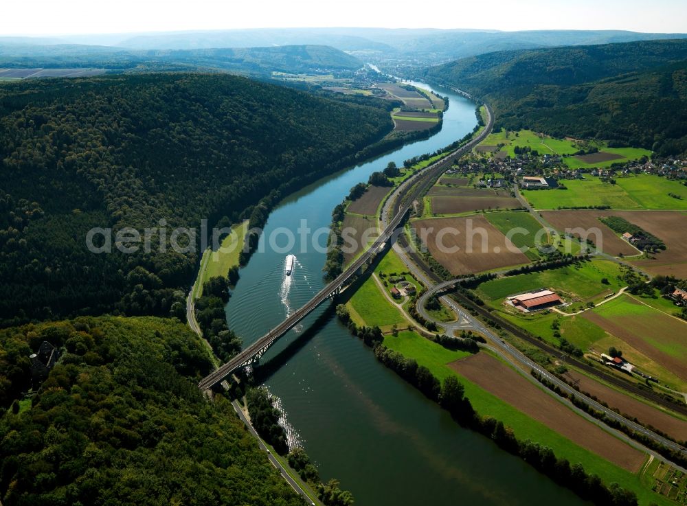 Neuendorf from the bird's eye view: The river Main at Neuendorf in the state of Bavaria. The river as well as the borough of Neuendorf is visible. The borough is located on its riverbank in a curve. The Main valley bridge Nantenbach stretches across the river in the area and belongs to the rail line Aschaffenburg-Wuerzburg