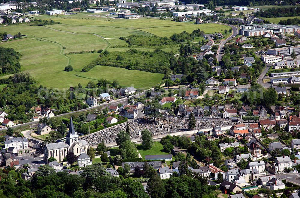 Montrichard from above - Der Friedhof Nanteuil (Cimetière de Nanteuil) in Montrichard im Loiretal im Departement Loire-et-Cher. A cementery in Montrichard in the Departement Loire-et-Cher.