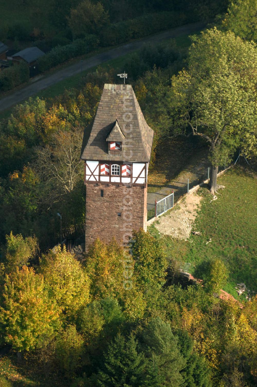 Aerial photograph Stadtoldendorf - Blick auf den Försterbergturm. Der ehemalige Wartturm war Teil der Befestigungsanlage der Stadt und wurde im 13. Jahrhundert erbaut. Der Turm ist ein Wahrzeichen der Stadt. 1936 wurde er erhöt und das Mauerwerk ausgebessert, dabei erhielt er einen Fachwerkaufsatz nach dem Vorbild der alten Stadttortürme. Kontakt: Samtgemeinde Stadtoldendorf, Kirchstraße 4, 37627 stadtoldendorf, Tel. 05532 / 90 05 - 0, samtgemeinde@stadtoldendorf.de