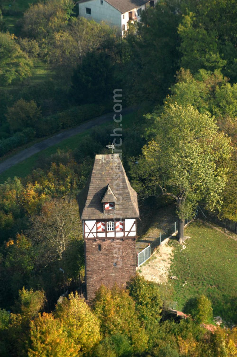 Stadtoldendorf from above - Blick auf den Försterbergturm. Der ehemalige Wartturm war Teil der Befestigungsanlage der Stadt und wurde im 13. Jahrhundert erbaut. Der Turm ist ein Wahrzeichen der Stadt. 1936 wurde er erhöt und das Mauerwerk ausgebessert, dabei erhielt er einen Fachwerkaufsatz nach dem Vorbild der alten Stadttortürme. Kontakt: Samtgemeinde Stadtoldendorf, Kirchstraße 4, 37627 stadtoldendorf, Tel. 05532 / 90 05 - 0, samtgemeinde@stadtoldendorf.de