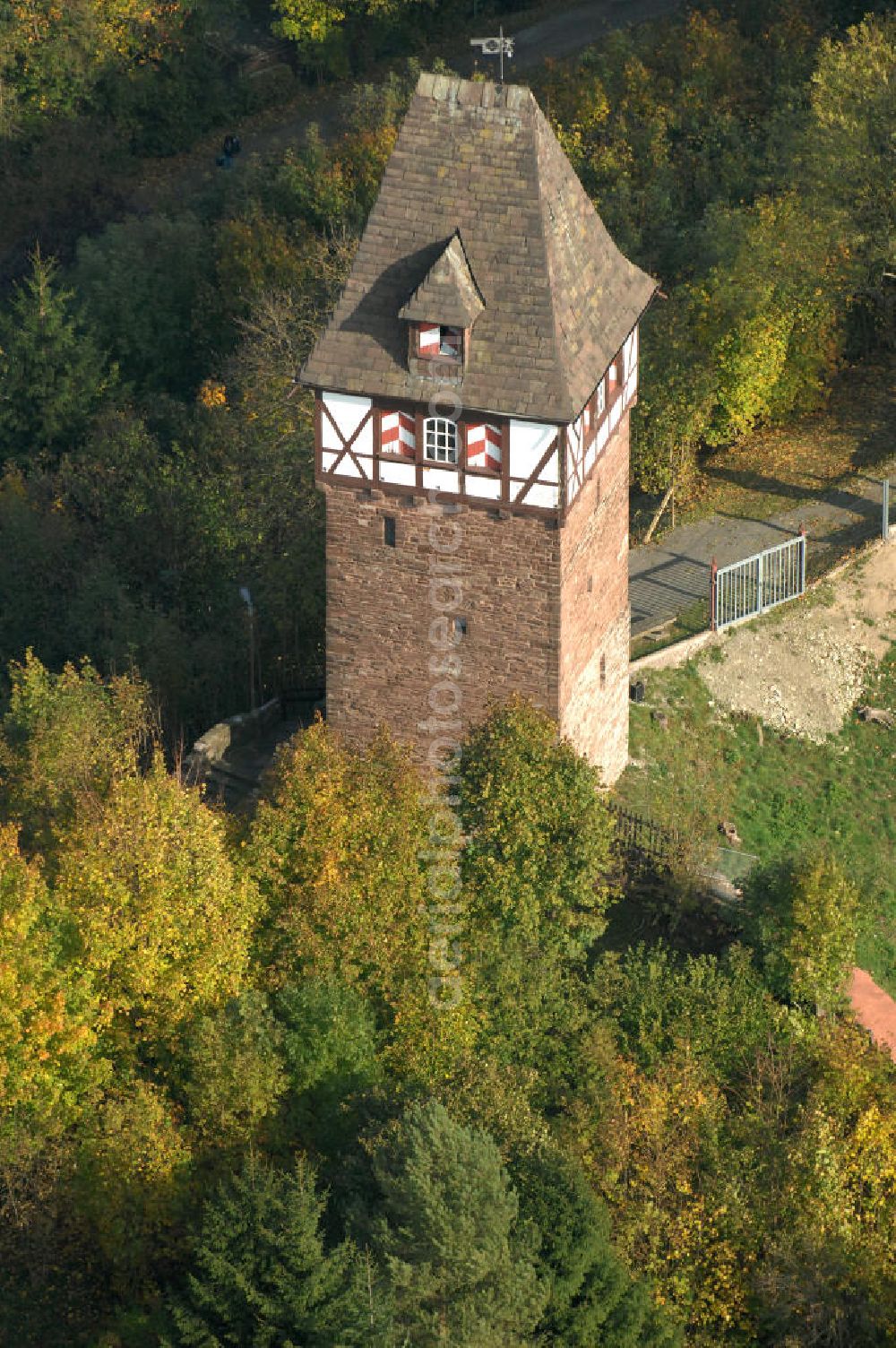 Stadtoldendorf from the bird's eye view: Blick auf den Försterbergturm. Der ehemalige Wartturm war Teil der Befestigungsanlage der Stadt und wurde im 13. Jahrhundert erbaut. Der Turm ist ein Wahrzeichen der Stadt. 1936 wurde er erhöt und das Mauerwerk ausgebessert, dabei erhielt er einen Fachwerkaufsatz nach dem Vorbild der alten Stadttortürme. Kontakt: Samtgemeinde Stadtoldendorf, Kirchstraße 4, 37627 stadtoldendorf, Tel. 05532 / 90 05 - 0, samtgemeinde@stadtoldendorf.de