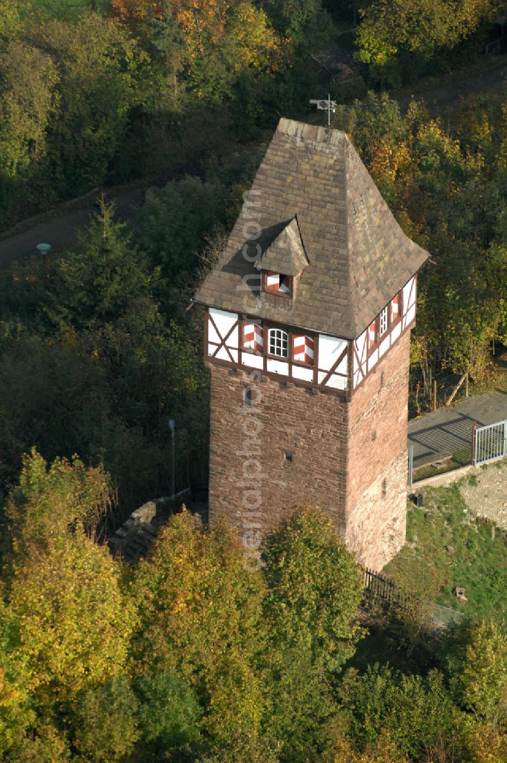 Aerial image Stadtoldendorf - Blick auf den Försterbergturm. Der ehemalige Wartturm war Teil der Befestigungsanlage der Stadt und wurde im 13. Jahrhundert erbaut. Der Turm ist ein Wahrzeichen der Stadt. 1936 wurde er erhöt und das Mauerwerk ausgebessert, dabei erhielt er einen Fachwerkaufsatz nach dem Vorbild der alten Stadttortürme. Kontakt: Samtgemeinde Stadtoldendorf, Kirchstraße 4, 37627 stadtoldendorf, Tel. 05532 / 90 05 - 0, samtgemeinde@stadtoldendorf.de