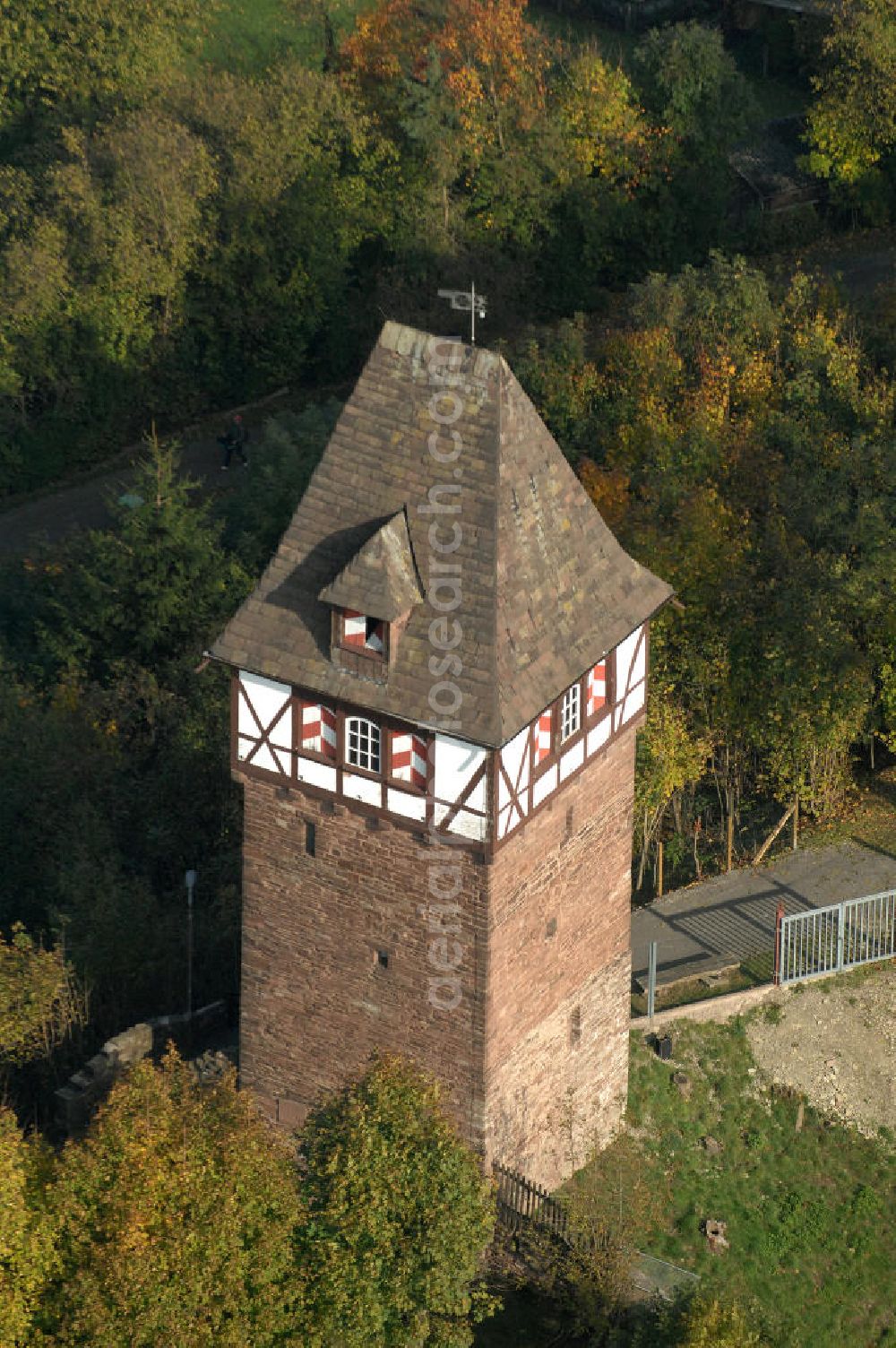 Aerial photograph Stadtoldendorf - Blick auf den Försterbergturm. Der ehemalige Wartturm war Teil der Befestigungsanlage der Stadt und wurde im 13. Jahrhundert erbaut. Der Turm ist ein Wahrzeichen der Stadt. 1936 wurde er erhöt und das Mauerwerk ausgebessert, dabei erhielt er einen Fachwerkaufsatz nach dem Vorbild der alten Stadttortürme. Kontakt: Samtgemeinde Stadtoldendorf, Kirchstraße 4, 37627 stadtoldendorf, Tel. 05532 / 90 05 - 0, samtgemeinde@stadtoldendorf.de