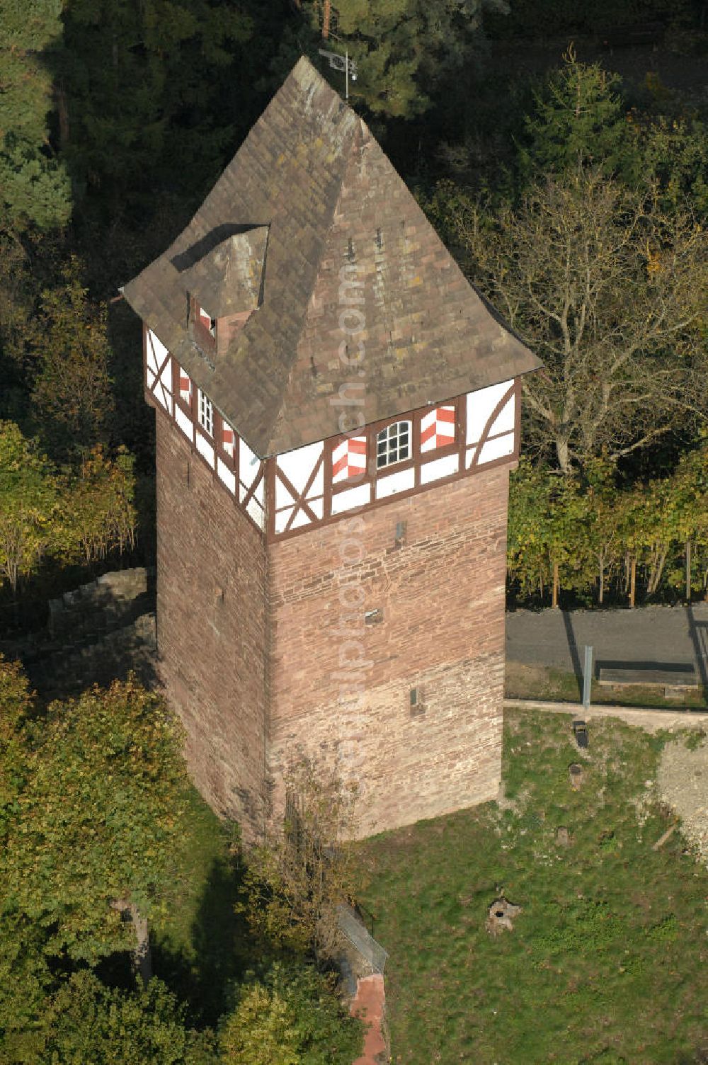 Stadtoldendorf from above - Blick auf den Försterbergturm. Der ehemalige Wartturm war Teil der Befestigungsanlage der Stadt und wurde im 13. Jahrhundert erbaut. Der Turm ist ein Wahrzeichen der Stadt. 1936 wurde er erhöt und das Mauerwerk ausgebessert, dabei erhielt er einen Fachwerkaufsatz nach dem Vorbild der alten Stadttortürme. Kontakt: Samtgemeinde Stadtoldendorf, Kirchstraße 4, 37627 stadtoldendorf, Tel. 05532 / 90 05 - 0, samtgemeinde@stadtoldendorf.de