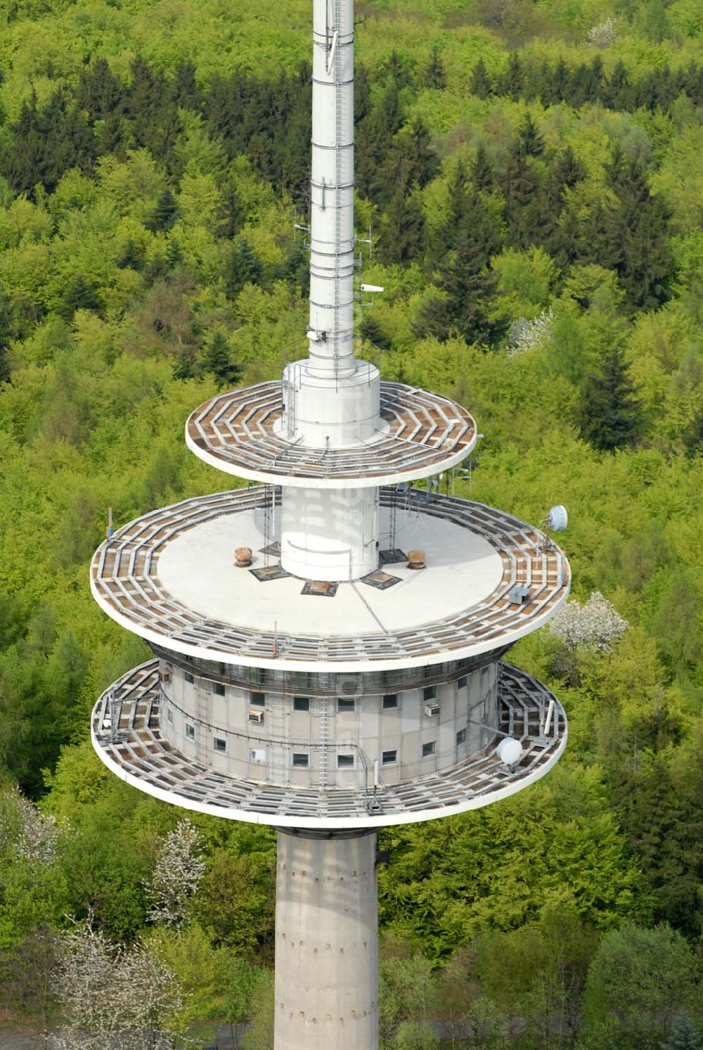 Winterstein (Hessen) from above - Der Funkturm auf dem Steinkopf. Der Turm gehört zur Telekom-Gruppe T-Systems. Zur Zeit werden hier keine Rundfunksender ausgestrahlt.