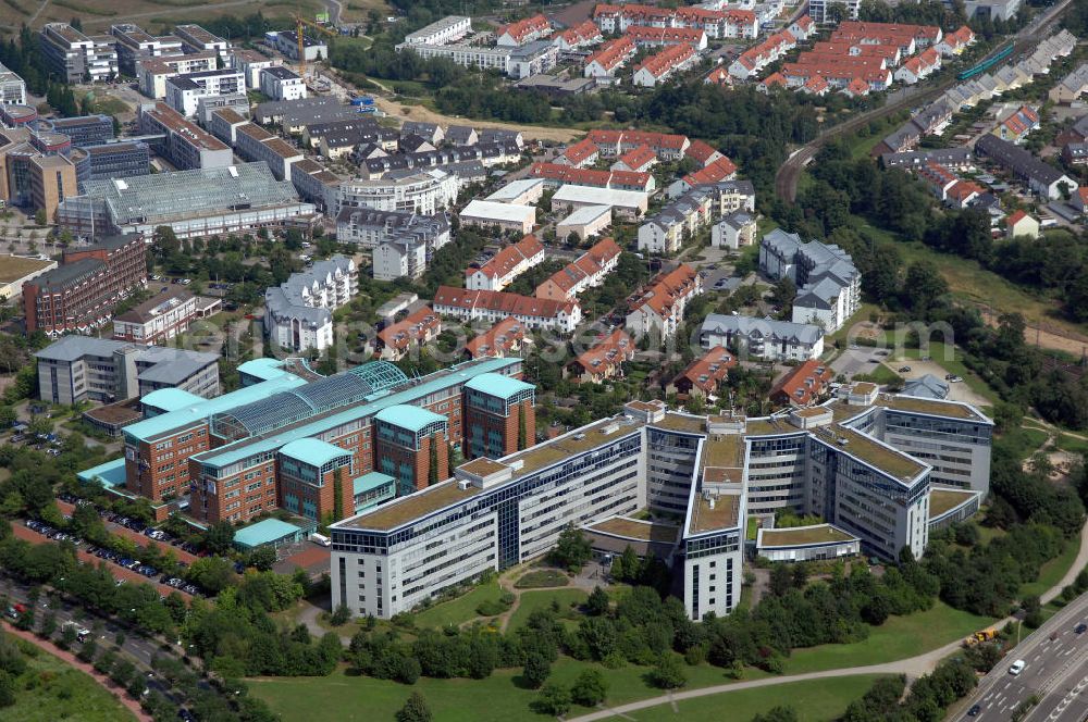 FRANKFURT / Main from above - Blick auf das Gebäudekomplex y2 und das DER-Gebäude im Mertonviertel von Frankfurt am Main in Hessen. Das Mertonviertel ist ein etwa 60 Hektar großer Bürostandort im Frankfurter Stadtteil Niederursel. Das y2-Gebäude wurde 1996 von der IVG Asset Management GmbH erbaut und wird seitdem an verschiedene Unternehmen vermietet. Kontakt: y2, Emil-von-Behring-Str. 8-14, 60439 Frankfurt am Main, Tel.: +49 (0) 69 2400458 0, y2-frankfurt.de; Eigentümer: IVG Asset Management GmbH, Tel. +49 (0) 228 844 0,