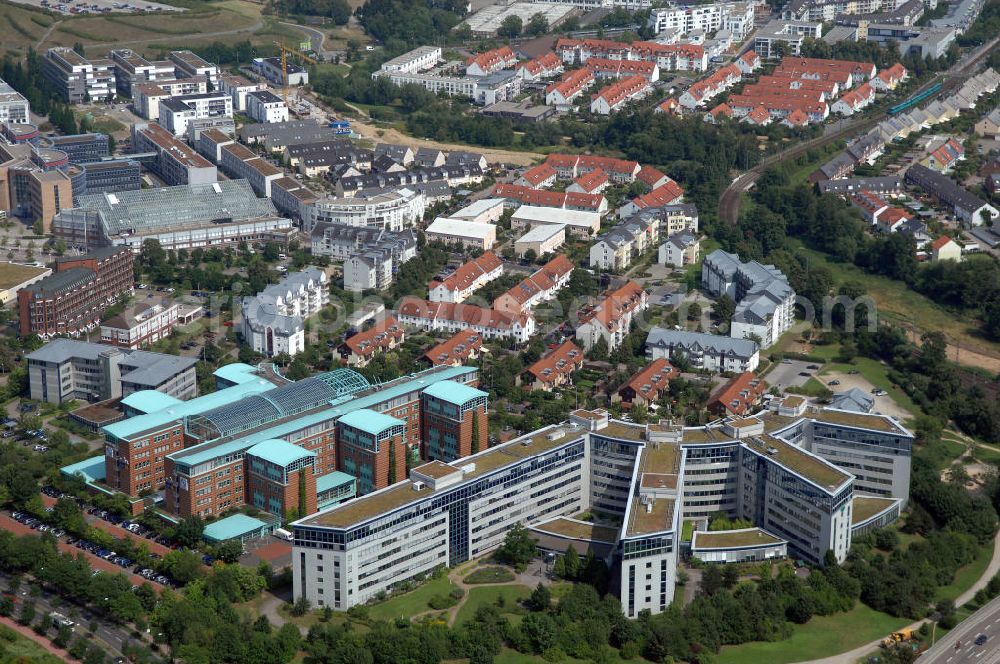 FRANKFURT / Main from the bird's eye view: Blick auf das Gebäudekomplex y2 und das DER-Gebäude im Mertonviertel von Frankfurt am Main in Hessen. Das Mertonviertel ist ein etwa 60 Hektar großer Bürostandort im Frankfurter Stadtteil Niederursel. Das y2-Gebäude wurde 1996 von der IVG Asset Management GmbH erbaut und wird seitdem an verschiedene Unternehmen vermietet. Kontakt: y2, Emil-von-Behring-Str. 8-14, 60439 Frankfurt am Main, Tel.: +49 (0) 69 2400458 0, y2-frankfurt.de; Eigentümer: IVG Asset Management GmbH, Tel. +49 (0) 228 844 0,