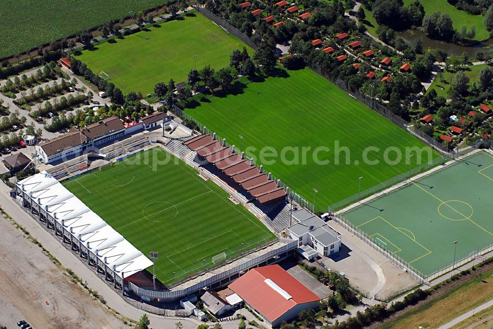 München Unterhaching from above - Der Generali-Sportpark, bis 2003 „Stadion Am Sportpark“, ist die fußballerische Heimat der Spielvereinigung Unterhaching und wird auch nahezu ausschließlich von dieser für Pflichtspiele der ersten Mannschaft gebraucht. Das Stadion befindet sich in Besitz der Stadt Unterhaching. SpVgg Unterhaching e.V., Am Sportpark 1, 82008 Unterhaching, Telefon: (089) 61 55 91 60, Telefax: (089) 61 55 91 688, E-Mail: info@spvggunterhaching.de