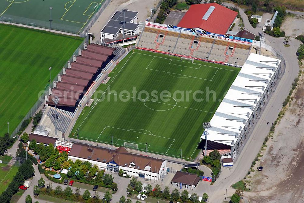 Aerial image München Unterhaching - Der Generali-Sportpark, bis 2003 „Stadion Am Sportpark“, ist die fußballerische Heimat der Spielvereinigung Unterhaching und wird auch nahezu ausschließlich von dieser für Pflichtspiele der ersten Mannschaft gebraucht. Das Stadion befindet sich in Besitz der Stadt Unterhaching. SpVgg Unterhaching e.V., Am Sportpark 1, 82008 Unterhaching, Telefon: (089) 61 55 91 60, Telefax: (089) 61 55 91 688, E-Mail: info@spvggunterhaching.de