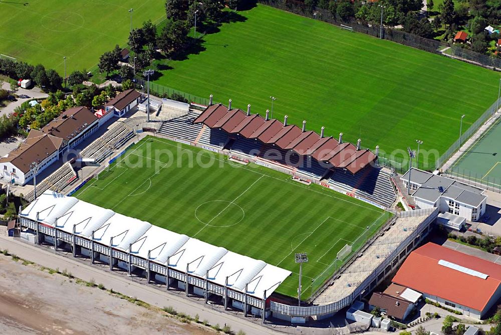 München Unterhaching from the bird's eye view: Der Generali-Sportpark, bis 2003 „Stadion Am Sportpark“, ist die fußballerische Heimat der Spielvereinigung Unterhaching und wird auch nahezu ausschließlich von dieser für Pflichtspiele der ersten Mannschaft gebraucht. Das Stadion befindet sich in Besitz der Stadt Unterhaching. SpVgg Unterhaching e.V., Am Sportpark 1, 82008 Unterhaching, Telefon: (089) 61 55 91 60, Telefax: (089) 61 55 91 688, E-Mail: info@spvggunterhaching.de