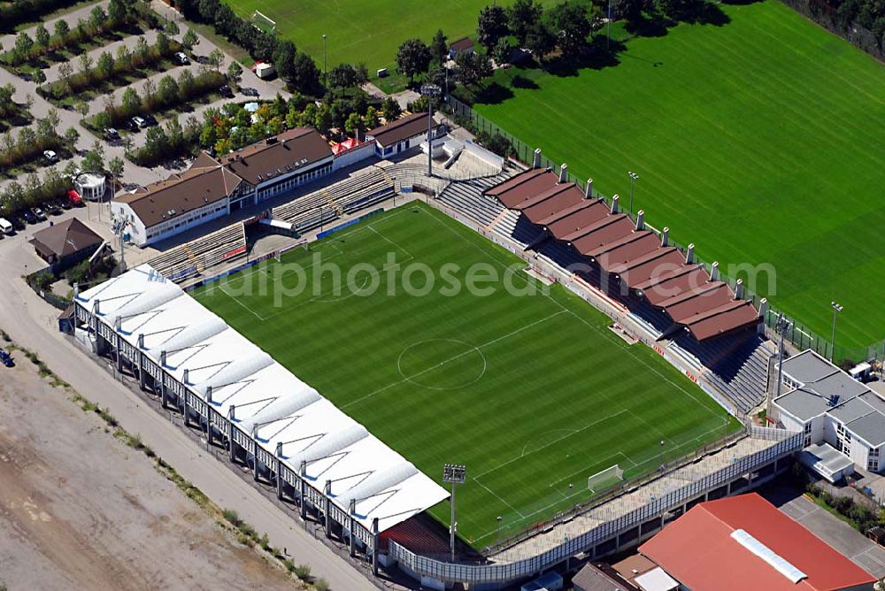 München Unterhaching from above - Der Generali-Sportpark, bis 2003 „Stadion Am Sportpark“, ist die fußballerische Heimat der Spielvereinigung Unterhaching und wird auch nahezu ausschließlich von dieser für Pflichtspiele der ersten Mannschaft gebraucht. Das Stadion befindet sich in Besitz der Stadt Unterhaching. SpVgg Unterhaching e.V., Am Sportpark 1, 82008 Unterhaching, Telefon: (089) 61 55 91 60, Telefax: (089) 61 55 91 688, E-Mail: info@spvggunterhaching.de