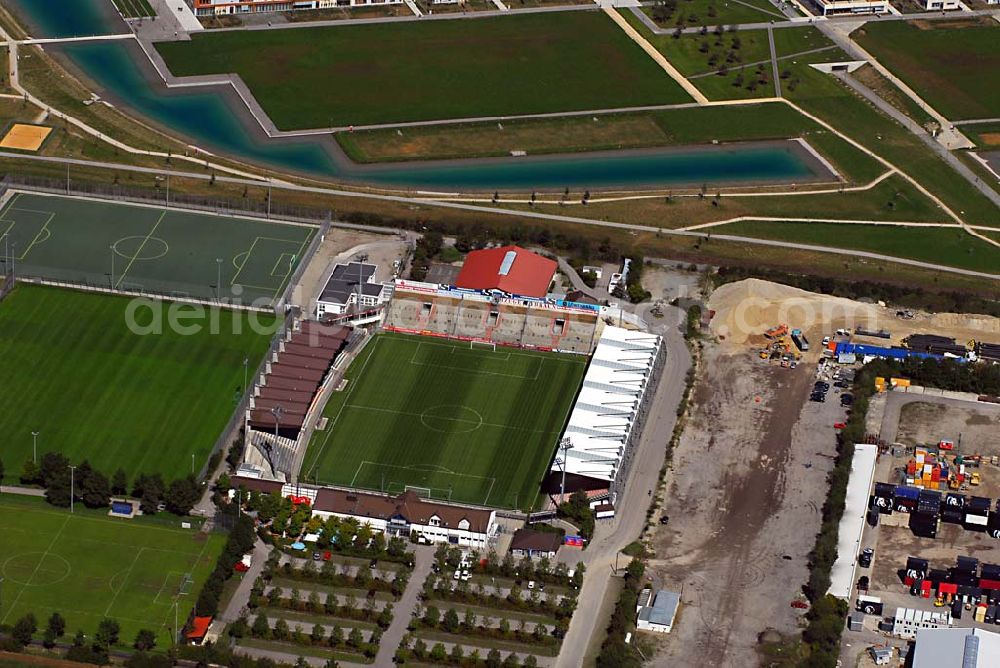 München Unterhaching from the bird's eye view: Der Generali-Sportpark, bis 2003 „Stadion Am Sportpark“, ist die fußballerische Heimat der Spielvereinigung Unterhaching und wird auch nahezu ausschließlich von dieser für Pflichtspiele der ersten Mannschaft gebraucht. Das Stadion befindet sich in Besitz der Stadt Unterhaching. SpVgg Unterhaching e.V., Am Sportpark 1, 82008 Unterhaching, Telefon: (089) 61 55 91 60, Telefax: (089) 61 55 91 688, E-Mail: info@spvggunterhaching.de