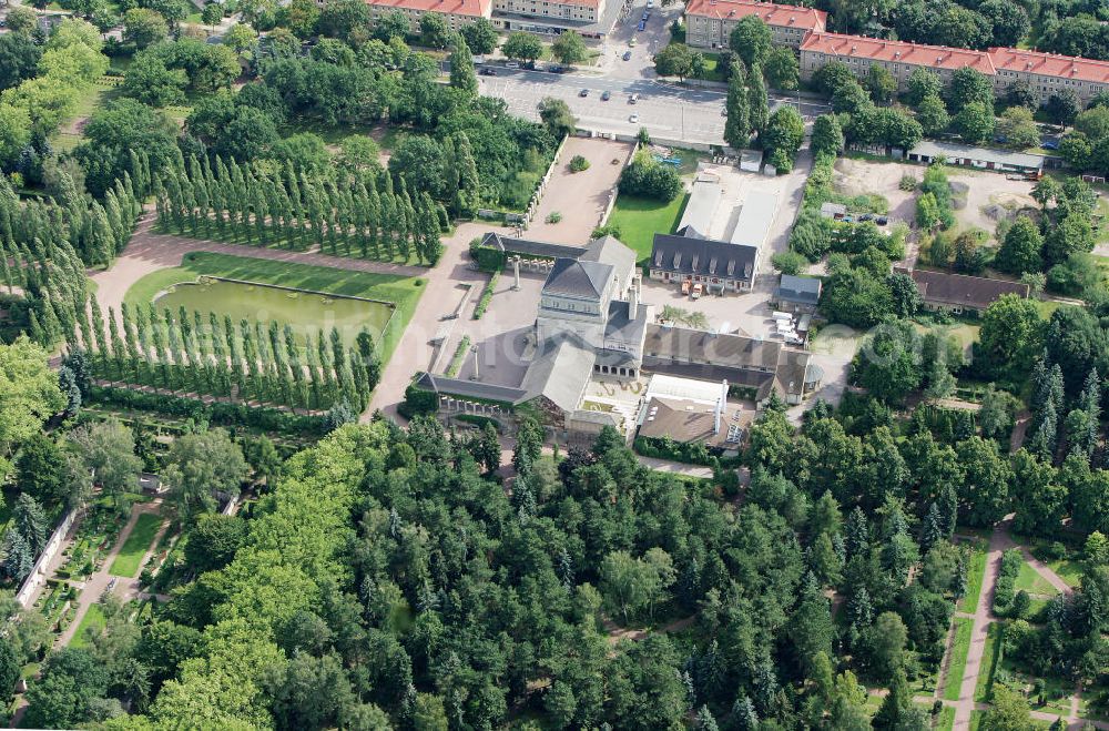 Halle / Saale from the bird's eye view: Der Gertraudenfriedhof am Bergschenkenweg Ecke Landrain in Halle an der Saale. Der Friedhof wurde Anfang des zwanzigsten Jahrhunderts nach Plänen von Wilhelm Jost errichtet. The Gertrauden cementery at the Bergschenkenweg in Halle on the Saale.