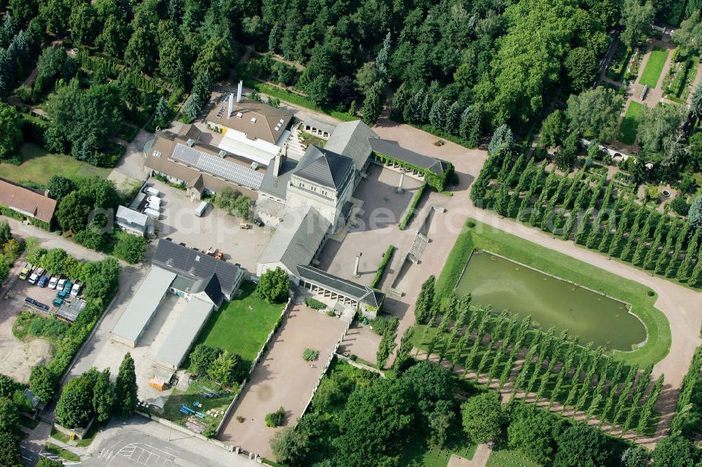 Aerial image Halle / Saale - Der Gertraudenfriedhof am Bergschenkenweg Ecke Landrain in Halle an der Saale. Der Friedhof wurde Anfang des zwanzigsten Jahrhunderts nach Plänen von Wilhelm Jost errichtet. The Gertrauden cementery at the Bergschenkenweg in Halle on the Saale.