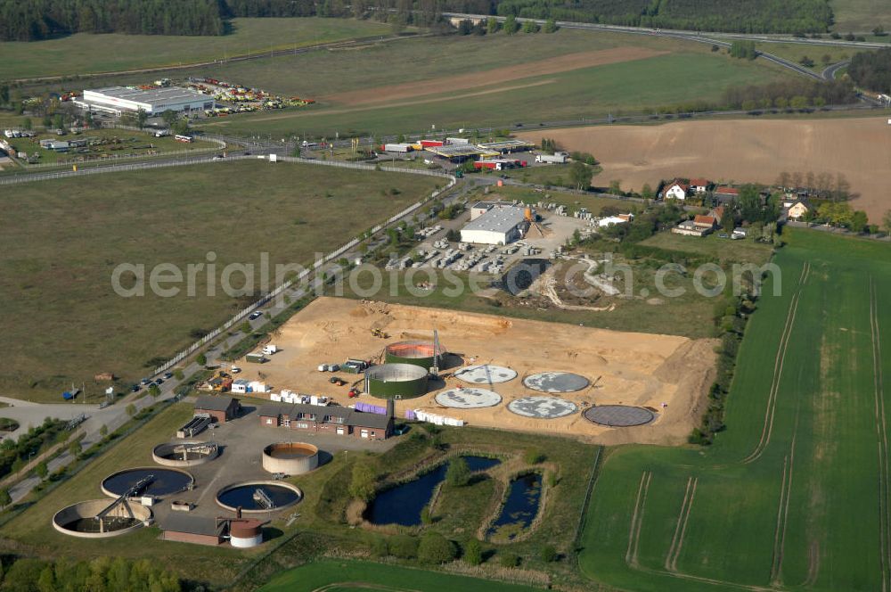 Heiligengrabe from above - Blick auf den Gewerbepark. Er befindet sich östlich von Heiligengrabe, direkt am Autobahndreieck Wittstock/ Dosse. Die Fläche ist Eigentum der Gemeinde und wird auch durch diese vermarktet. Kontakt: Gemeinde Heiligengrabe, Am Birkenwäldchen 1 a, Bürgermeister Herr Kippenhahn, Gewerbeamt Frau Düsterhöft, 16909 Heiligengrabe OT Heiligengrabe, Tel. 03 39 62 / 67 - 0, gemeinde@heiligengrabe.de